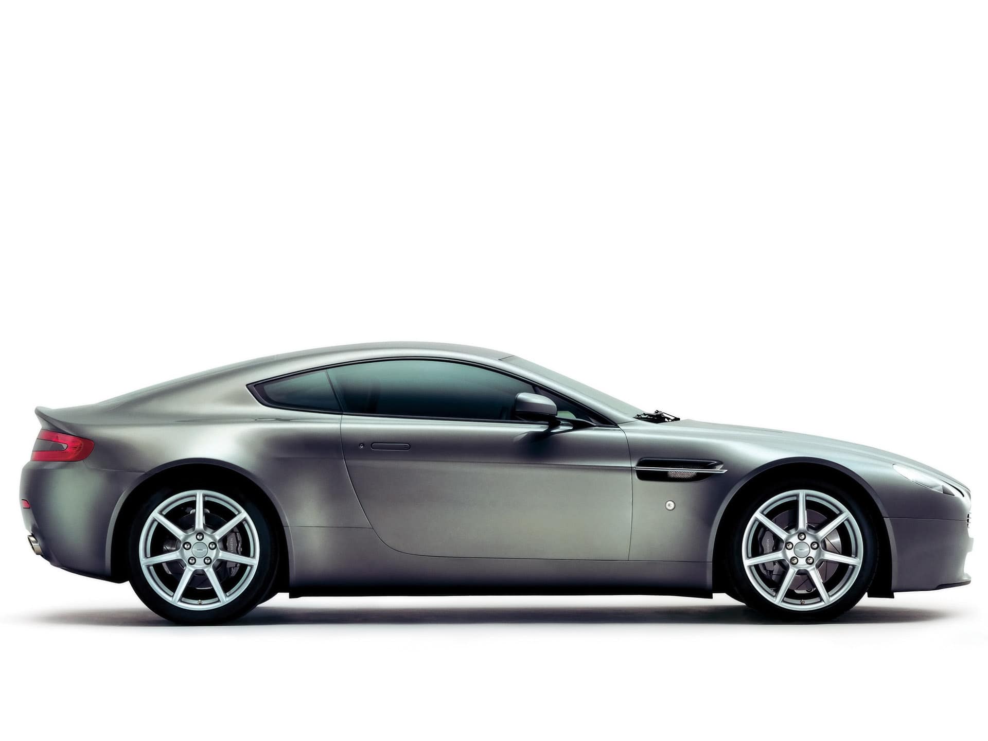 استون مارتین (aston martin v8 vantage)